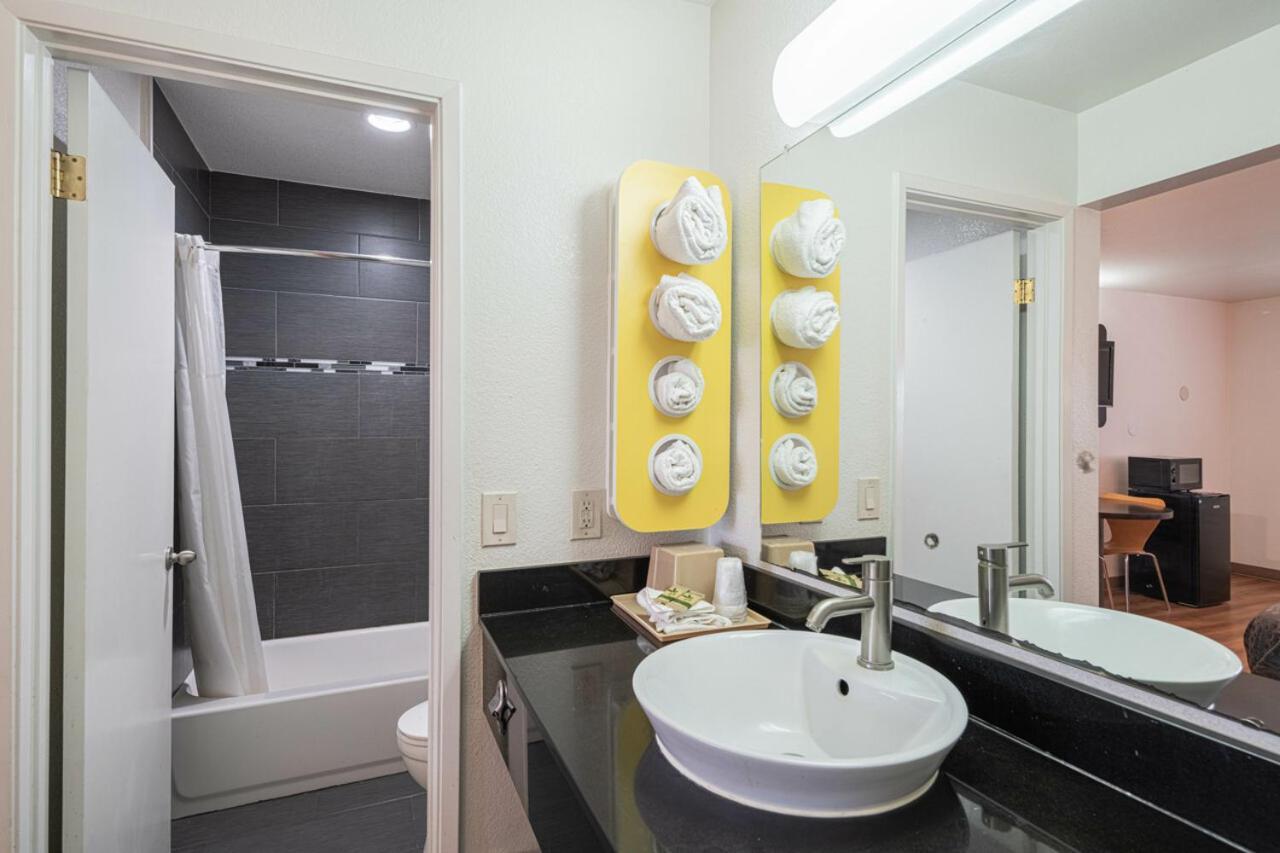 Coastal Valley Inn Кастровил Екстериор снимка